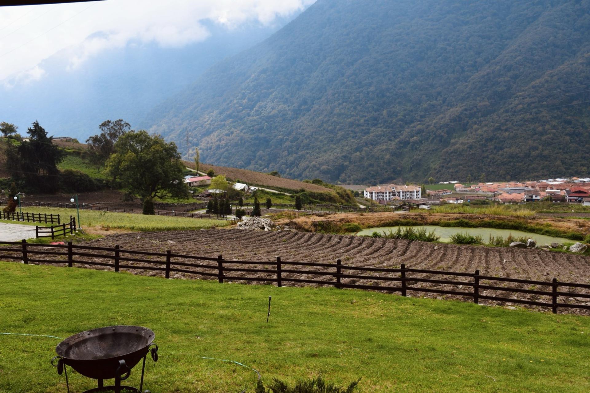 Prado cercado con un fogón frente a las montañas de Santo Domingo, en Mérida