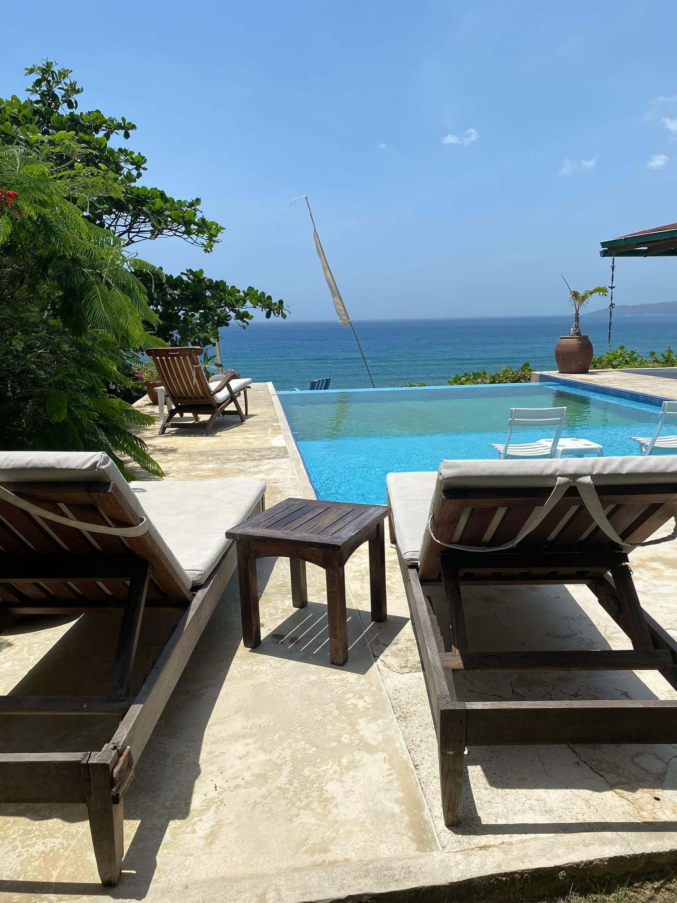 Piscina infinita de Casa Karive mirando al Caribe, en Caruao