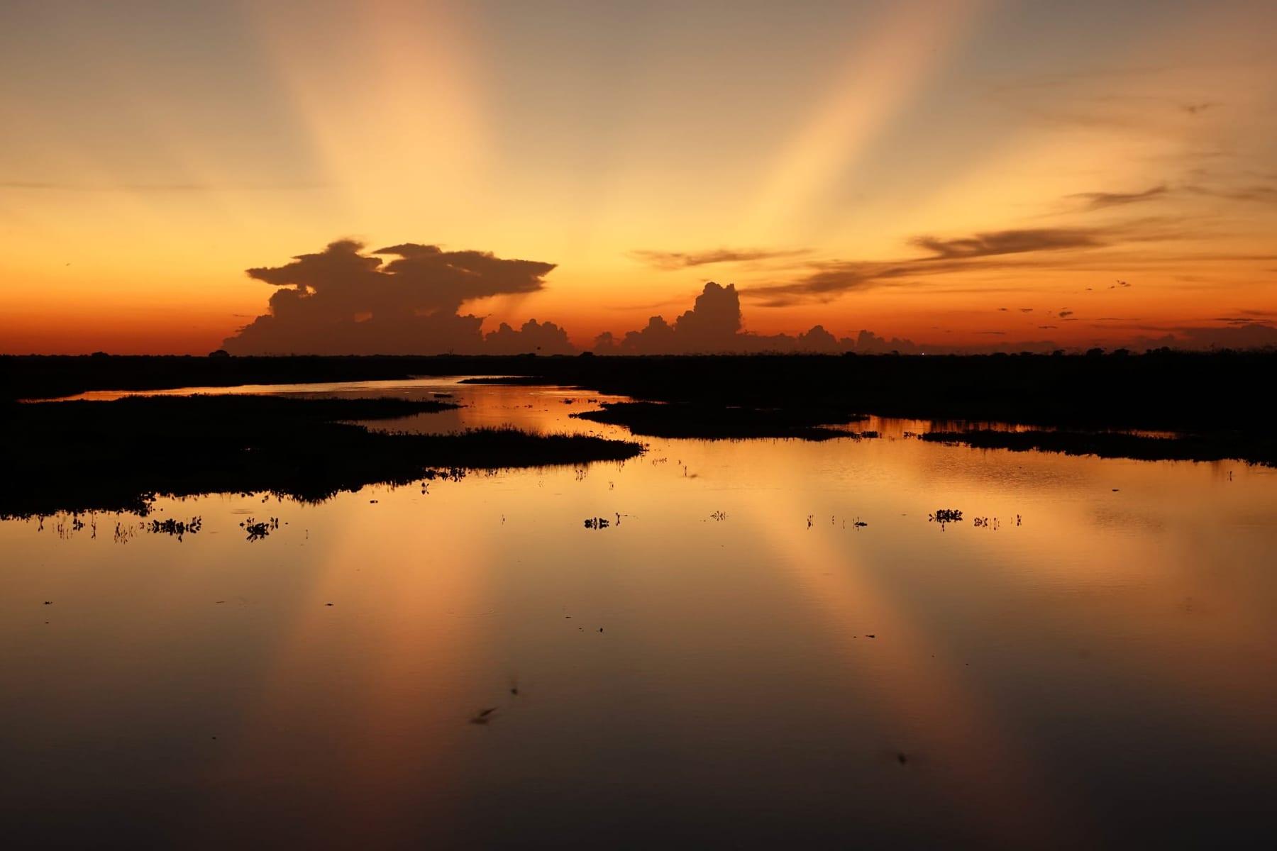 Atardecer sobre los esteros de Hato Garza, en los llanos